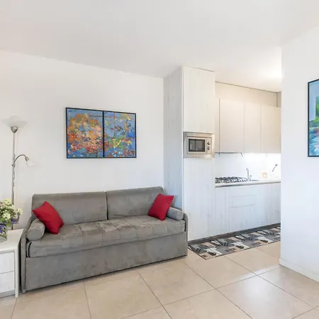 Casa Punta Gro Con Piscina シルミオーネ